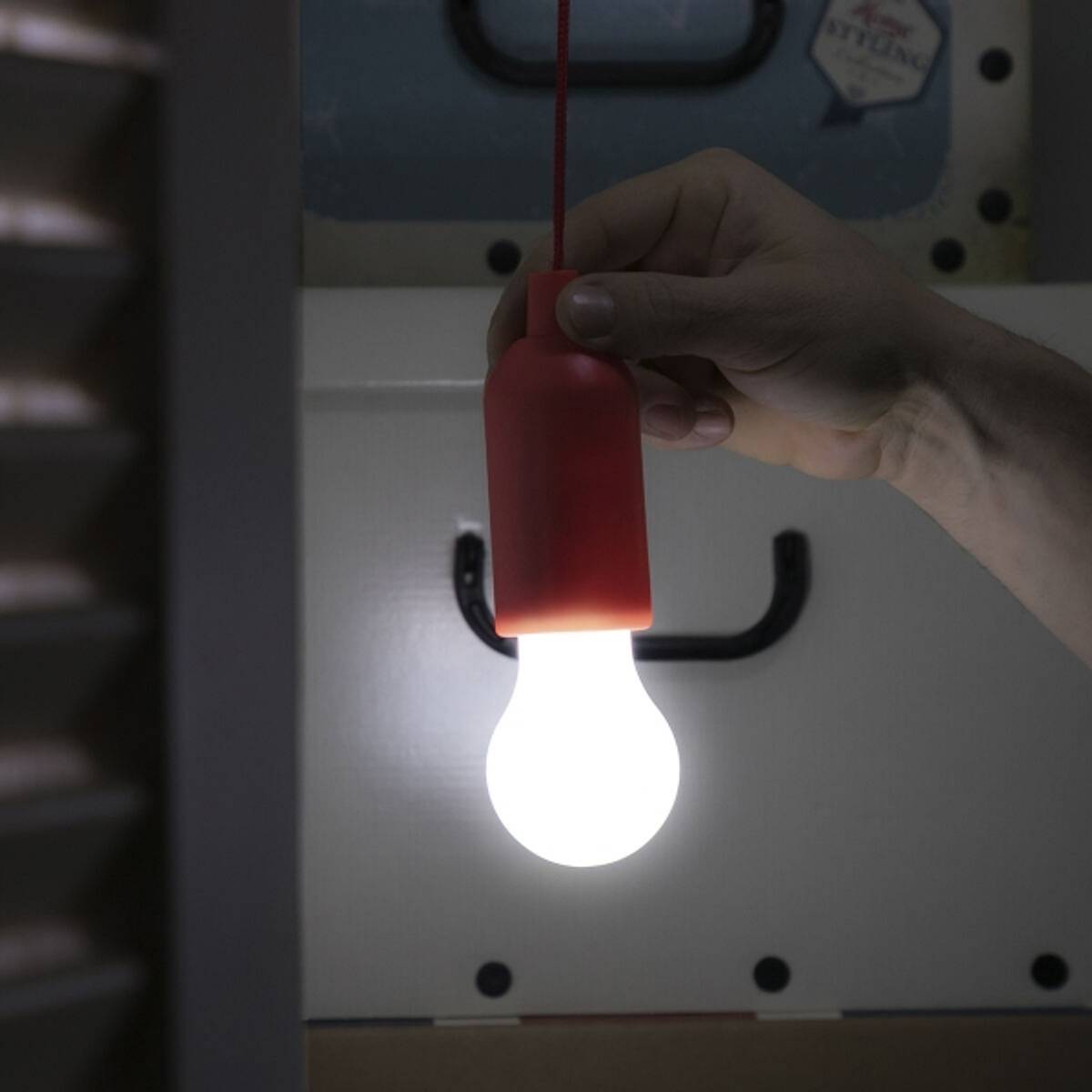 LED pære med trekkledning batteridrevet